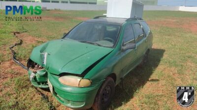 Imagem da notícia Veículo é abandonado em Chapadão do Sul após colisão com poste